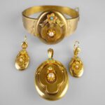 Zlatá biedermeierová souprava s tyrkysy a perlami